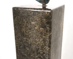 Ensemble de deux bustes en bronze sur stèles en granit par un élève de Georg Kolbe, 1925
