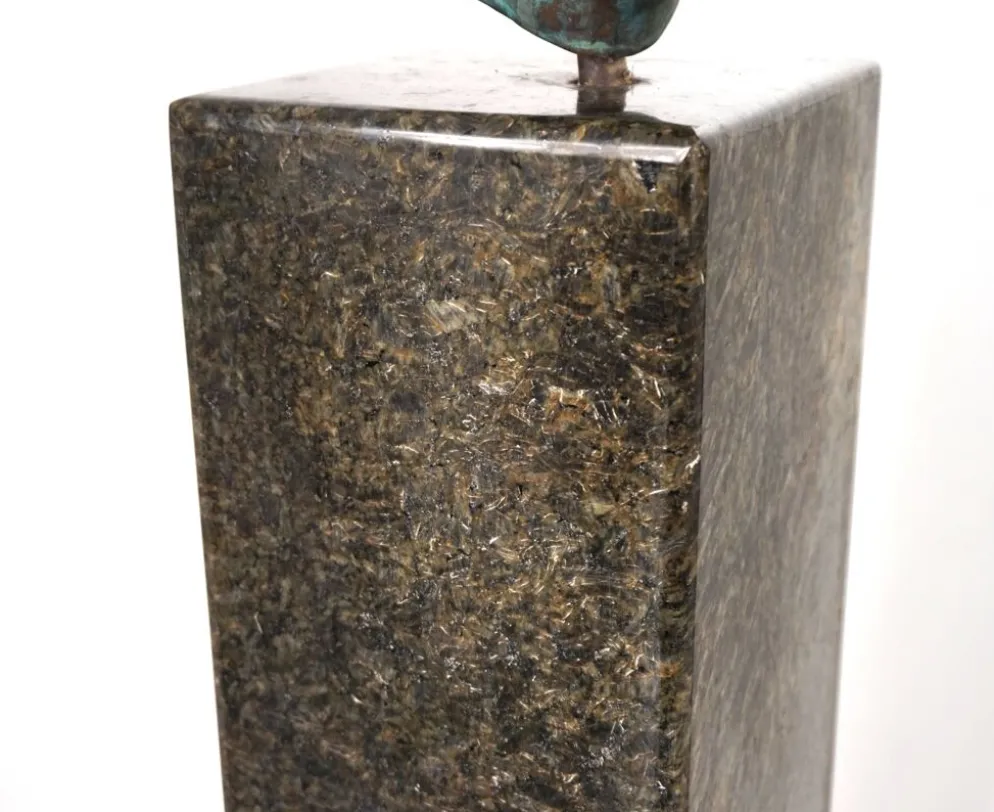 Ensemble de deux bustes en bronze sur stèles en granit par un élève de Georg Kolbe, 1925