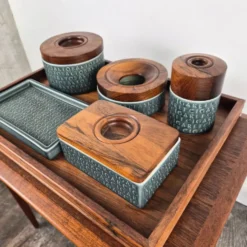 Ensemble de fumer en bois de rose et céramique émaillée bleue par Jens Quistgaard pour Kronjyden Nissen, Danemark, 1960.