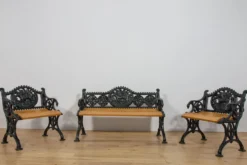 Ensemble de jardin en fonte victorien – Banc et deux fauteuils, Royaume-Uni, fin du 19e / début du 20e siècle