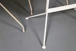 Ensemble de jardin vintage français des années 50 conçu par Raoul Guys (attribué) 3 chaises et une table.