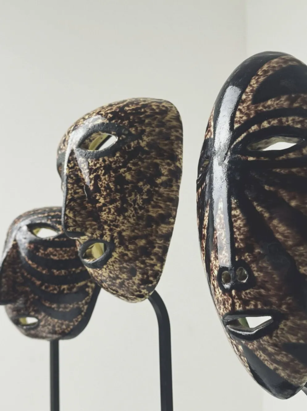 Ensemble de 3 masques en céramique des potiers d’Accolay