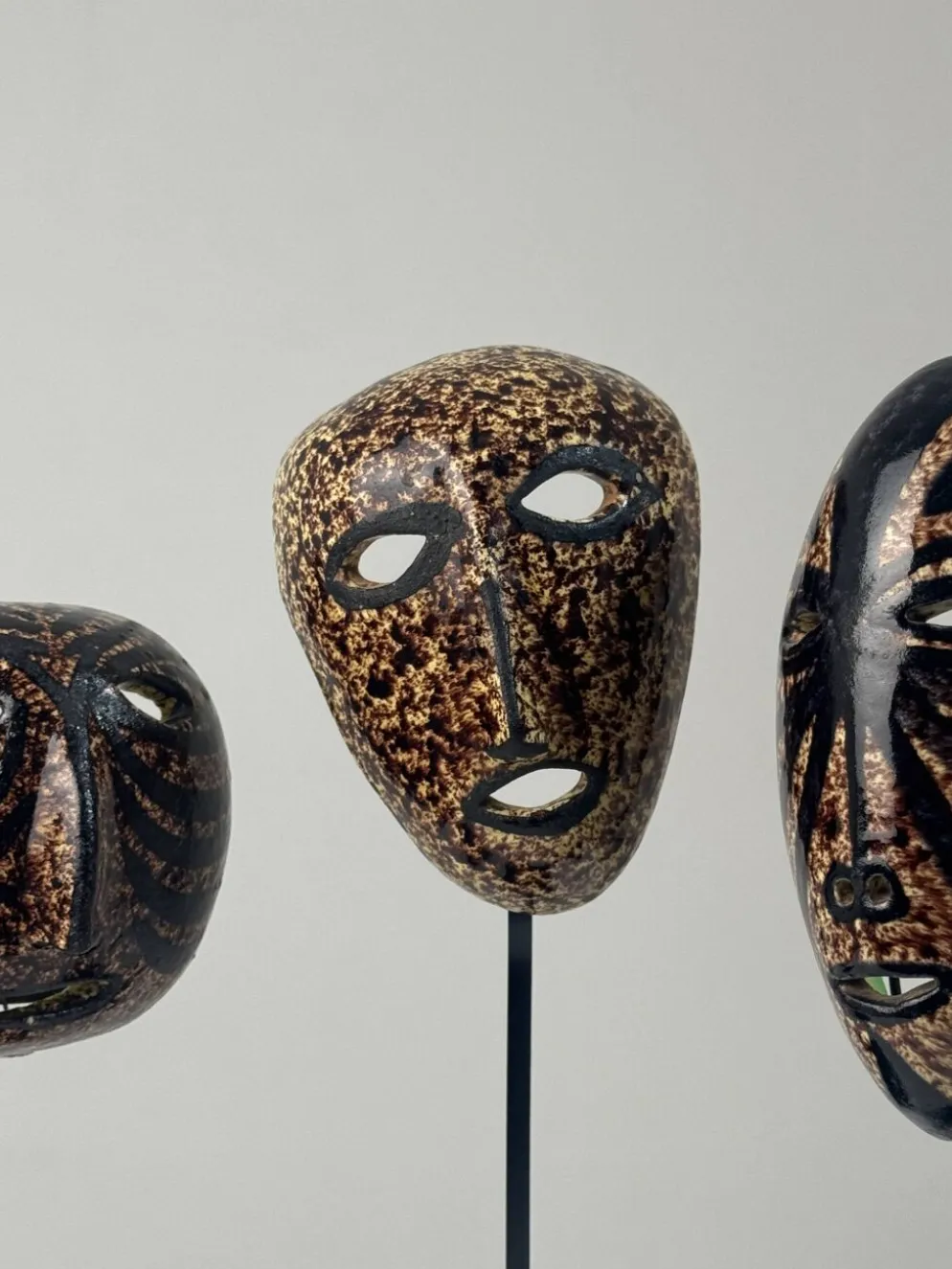 Ensemble de 3 masques en céramique des potiers d’Accolay