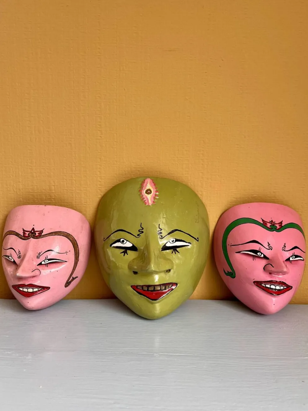 Ensemble de 3 masques muraux vintage peints à la main