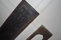 Ensemble de 2 panneaux en bois sculptés marron, Hongrie rurale, années 1940, motifs géométriques.