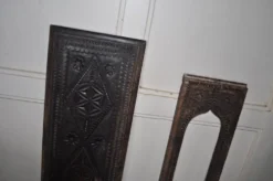 Ensemble de 2 panneaux en bois sculptés marron, Hongrie rurale, années 1940, motifs géométriques.