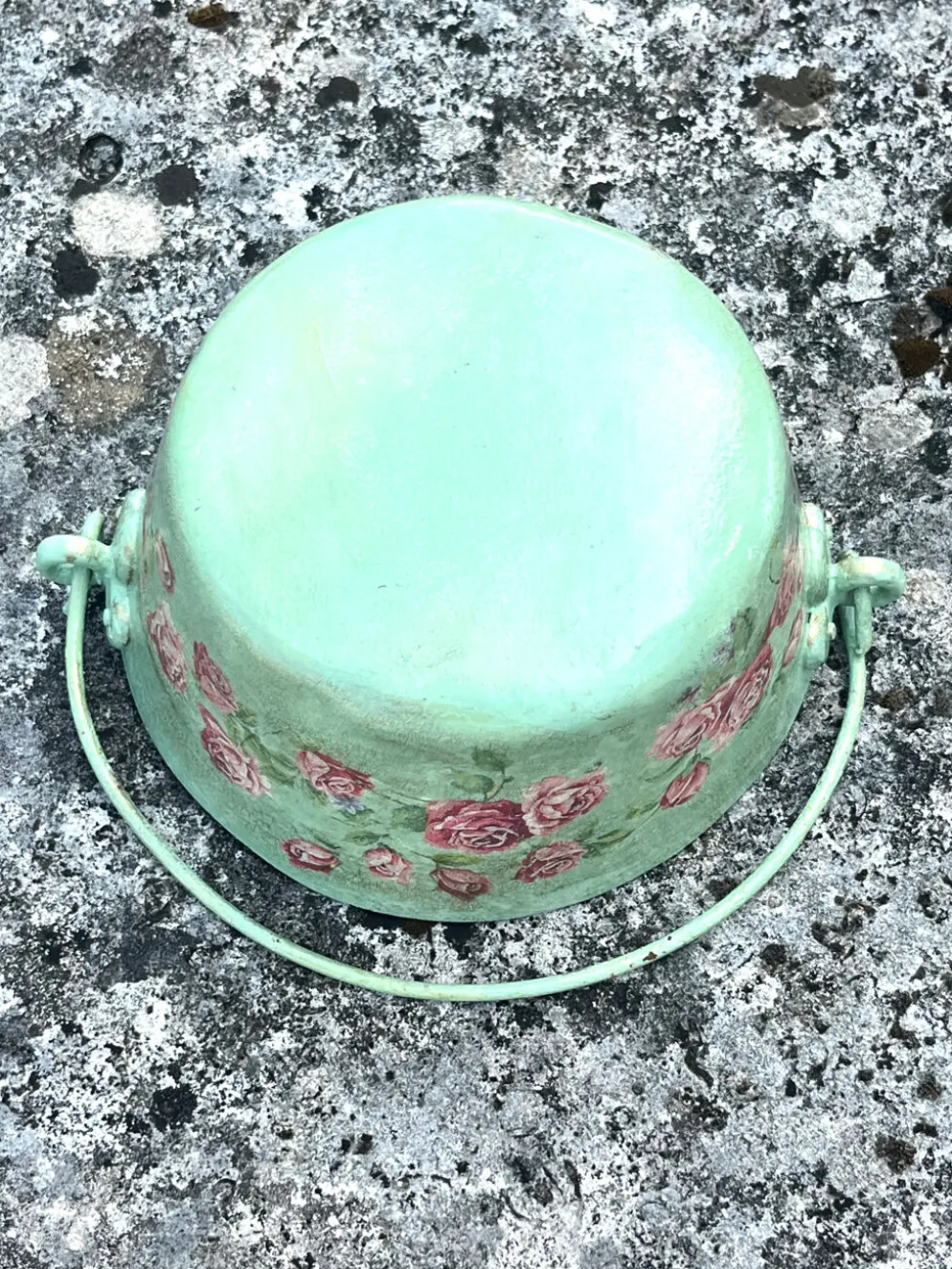 Ensemble de pots de fleurs en métal peint, jardinières en tôle florale, pot en jarre de style français.
