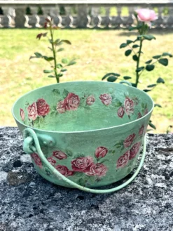 Ensemble de pots de fleurs en métal peint, jardinières en tôle florale, pot en jarre de style français.