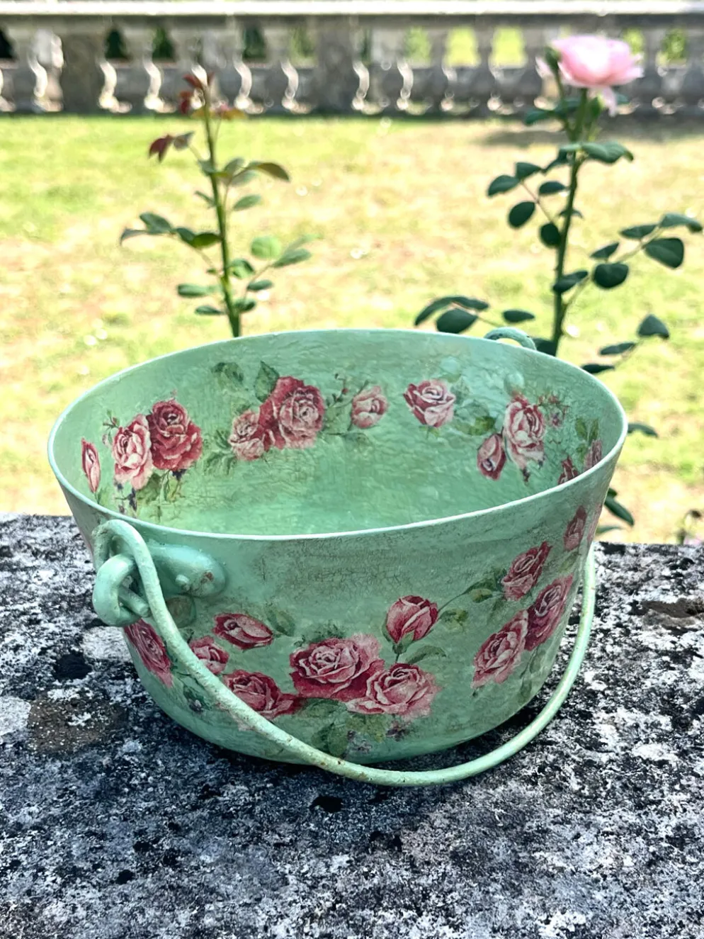 Ensemble de pots de fleurs en métal peint, jardinières en tôle florale, pot en jarre de style français.