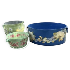 Ensemble de pots de fleurs en métal peint, jardinières en tôle florale, pot en jarre de style français.