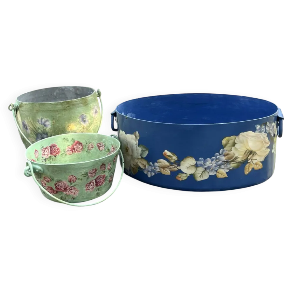 Ensemble de pots de fleurs en métal peint, jardinières en tôle florale, pot en jarre de style français.
