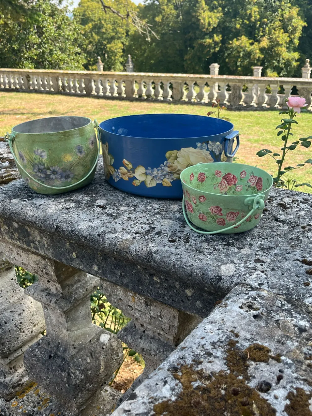 Ensemble de pots de fleurs en métal peint, jardinières en tôle florale, pot en jarre de style français.