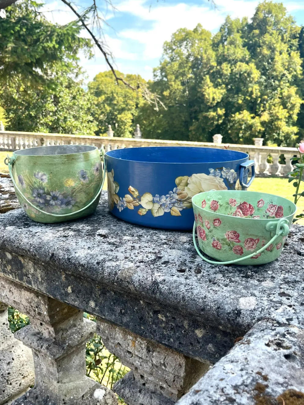 Ensemble de pots de fleurs en métal peint, jardinières en tôle florale, pot en jarre de style français.