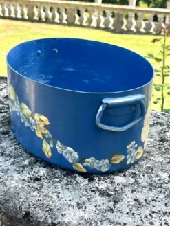 Ensemble de pots de fleurs en métal peint, jardinières en tôle florale, pot en jarre de style français.