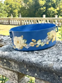 Ensemble de pots de fleurs en métal peint, jardinières en tôle florale, pot en jarre de style français.