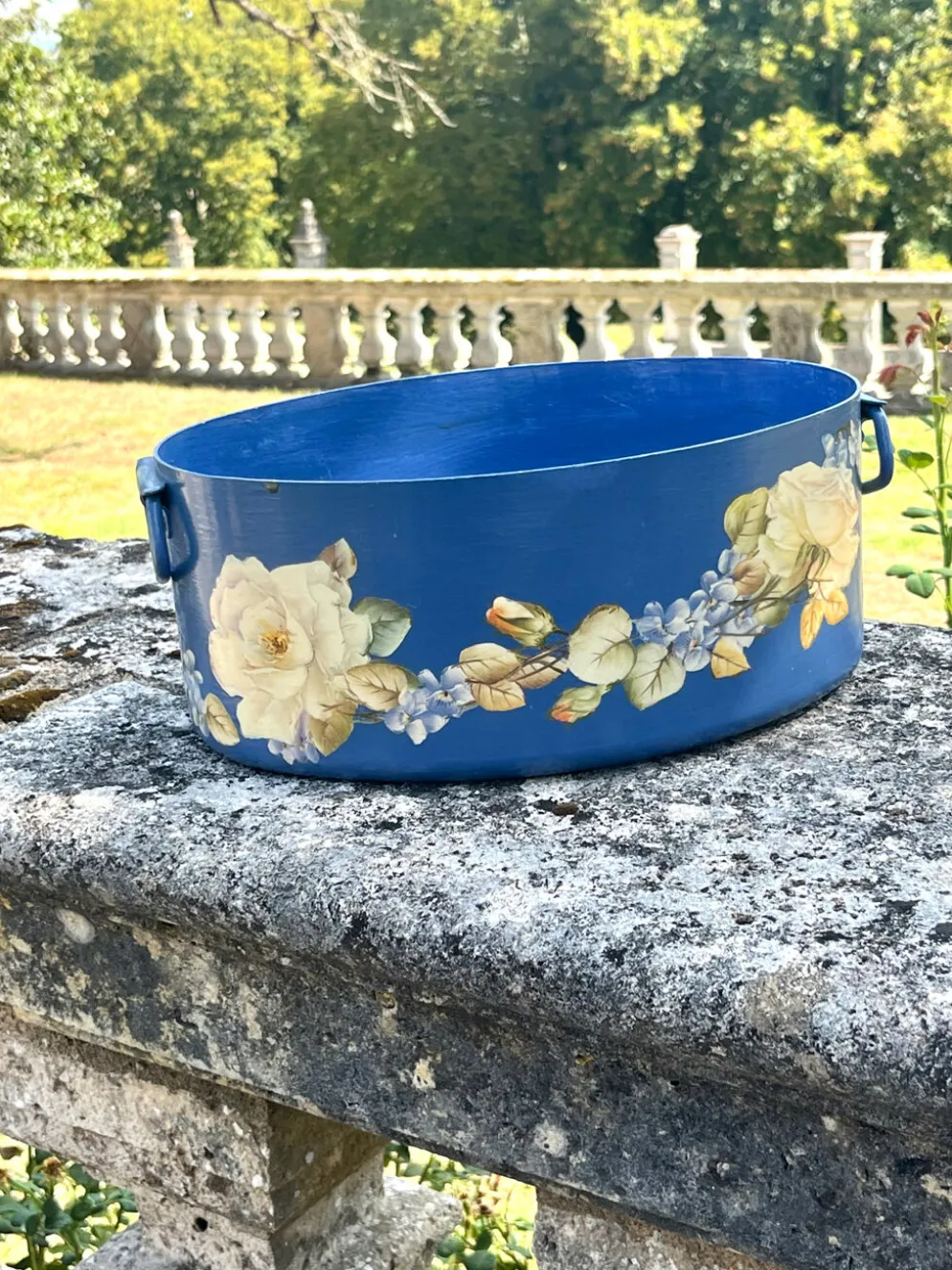 Ensemble de pots de fleurs en métal peint, jardinières en tôle florale, pot en jarre de style français.