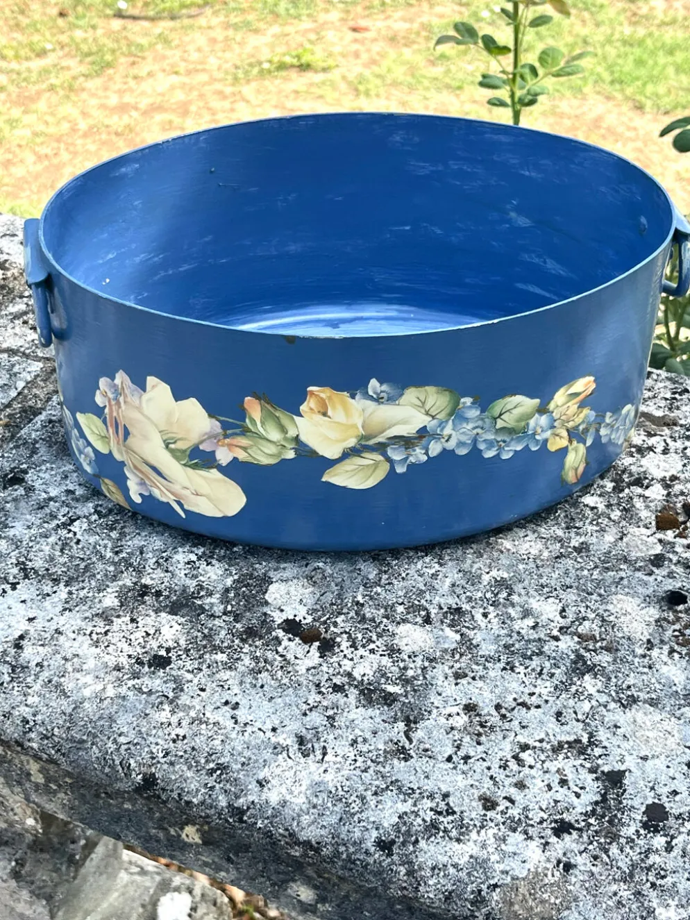 Ensemble de pots de fleurs en métal peint, jardinières en tôle florale, pot en jarre de style français.