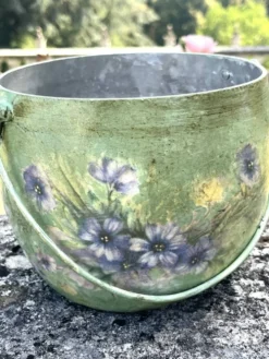 Ensemble de pots de fleurs en métal peint, jardinières en tôle florale, pot en jarre de style français.