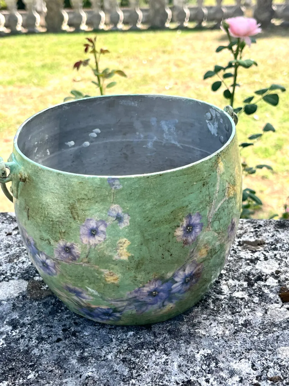 Ensemble de pots de fleurs en métal peint, jardinières en tôle florale, pot en jarre de style français.
