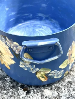 Ensemble de pots de fleurs en métal peint, jardinières en tôle florale, pot en jarre de style français.