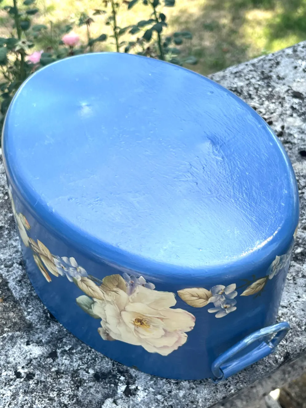 Ensemble de pots de fleurs en métal peint, jardinières en tôle florale, pot en jarre de style français.