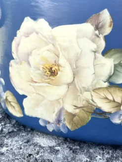 Ensemble de pots de fleurs en métal peint, jardinières en tôle florale, pot en jarre de style français.