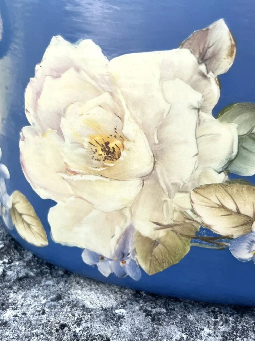 Ensemble de pots de fleurs en métal peint, jardinières en tôle florale, pot en jarre de style français.