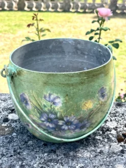 Ensemble de pots de fleurs en métal peint, jardinières en tôle florale, pot en jarre de style français.