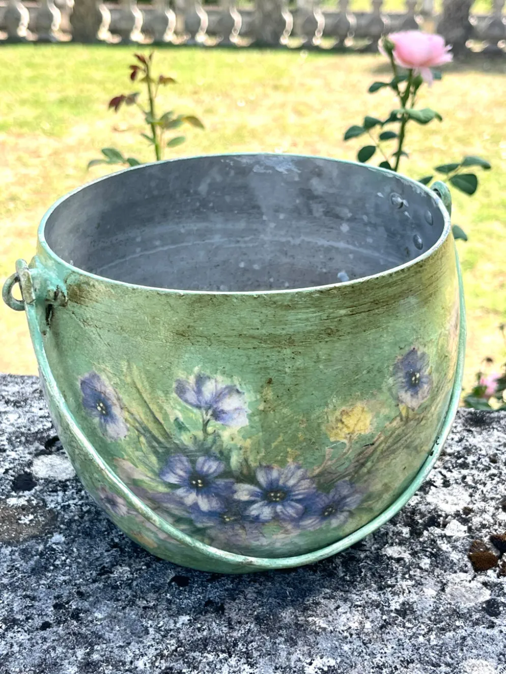 Ensemble de pots de fleurs en métal peint, jardinières en tôle florale, pot en jarre de style français.