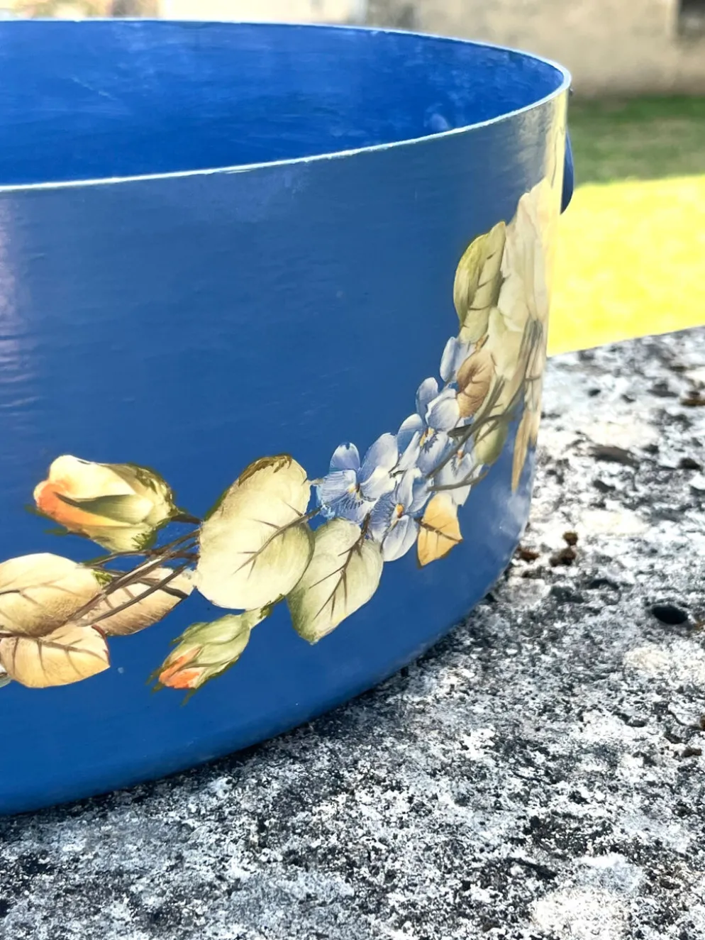 Ensemble de pots de fleurs en métal peint, jardinières en tôle florale, pot en jarre de style français.