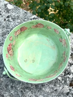 Ensemble de pots de fleurs en métal peint, jardinières en tôle florale, pot en jarre de style français.