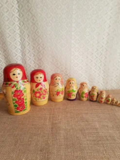 Ensemble de 12 poupées gigognes russes - vintage