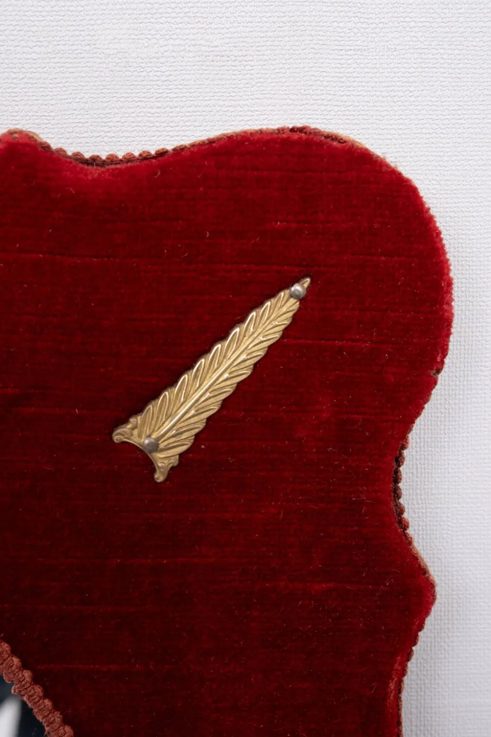 Ensemble de salle en velours rouge 7 pièces des années 1960