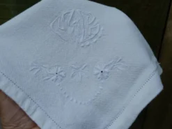 Ensemble de 6 serviettes anciennes 1900 en lin blanc damassé avec monogramme brodé main