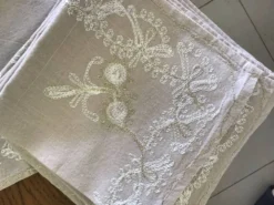 Ensemble de 8serviettes anciennes brodees