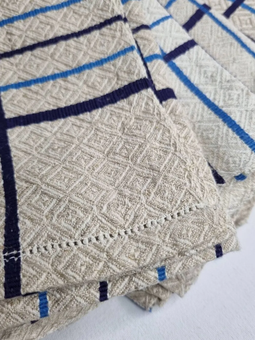 Ensemble de table vintage, nappe damassée et 8 serviettes brodées aux motifs bleus et blancs