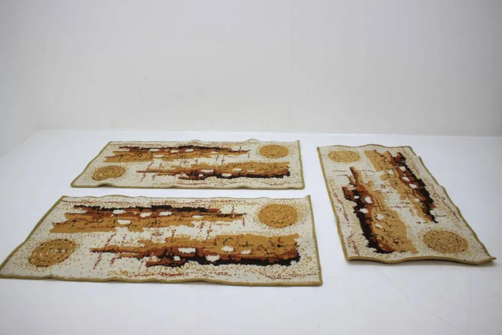 Ensemble de trois tapis rouges au design rétro, années 1980.