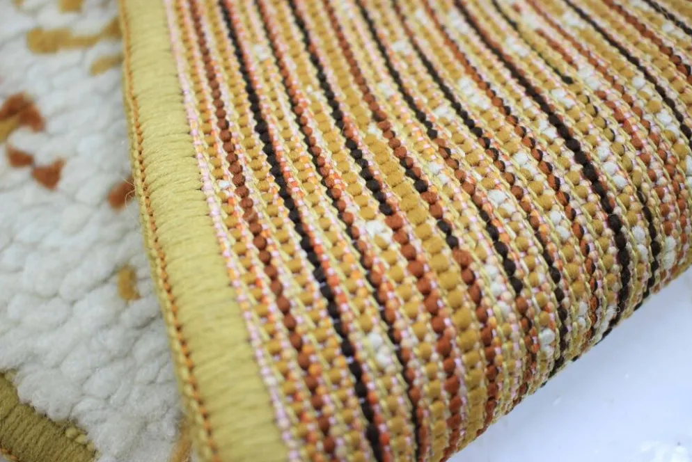 Ensemble de trois tapis rouges au design rétro, années 1980.