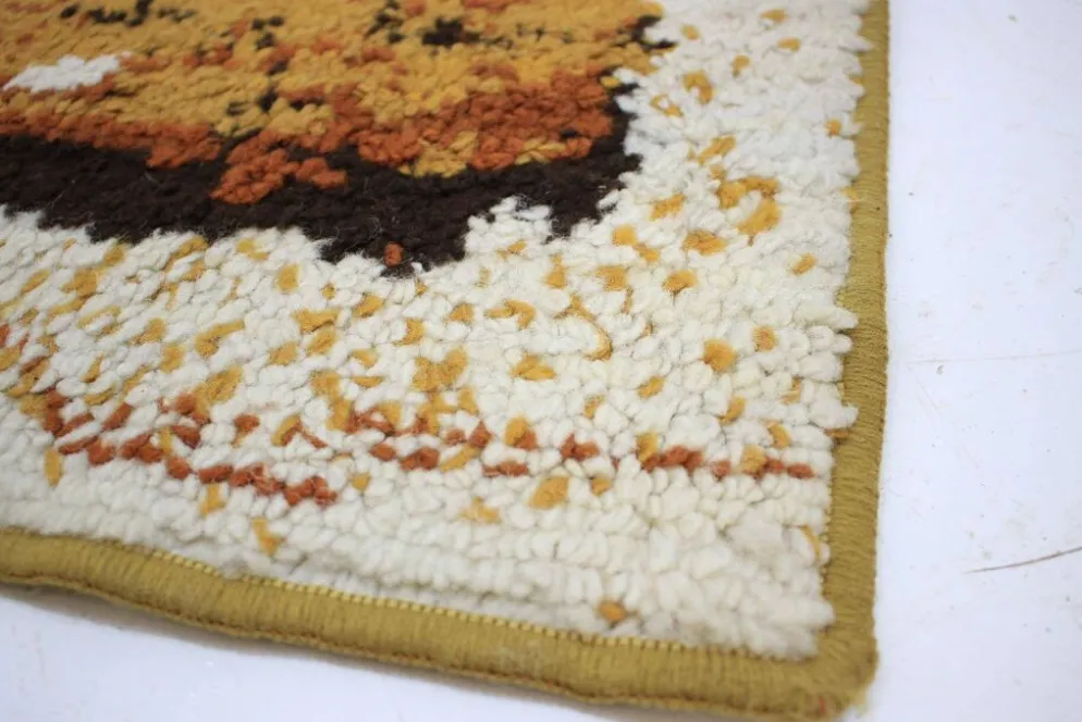 Ensemble de trois tapis rouges au design rétro, années 1980.