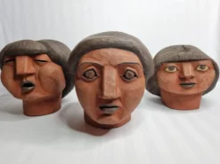 Ensemble de 3 têtes de femme décoratives en terre cuite rouge