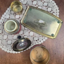 Ensemble fumeur vintage feutrine rouge & métal doré – Plateau, cendrier et pot