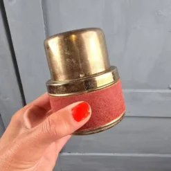 Ensemble fumeur vintage feutrine rouge & métal doré – Plateau, cendrier et pot