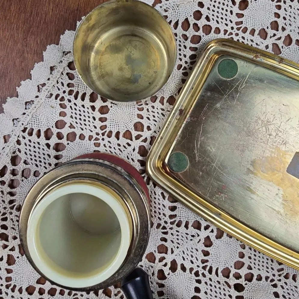 Ensemble fumeur vintage feutrine rouge & métal doré – Plateau, cendrier et pot
