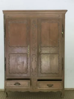 Façade de portes anciennes