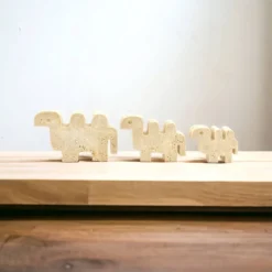 Famille de 3 chameaux en travertin par Fratelli Mannelli
