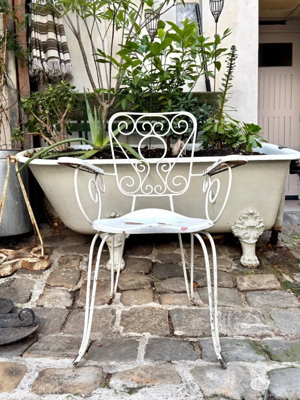 Fauteuil de jardin en fonte de fer blanche n°1