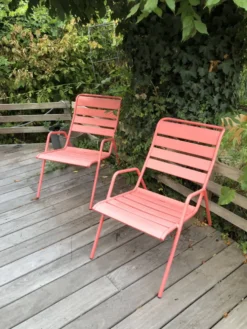 2 fauteuils bas Fermob modèle Monceau couleur capucine