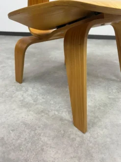 Fauteuils LCW par Charles et Ray Eames