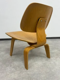 Fauteuils LCW par Charles et Ray Eames