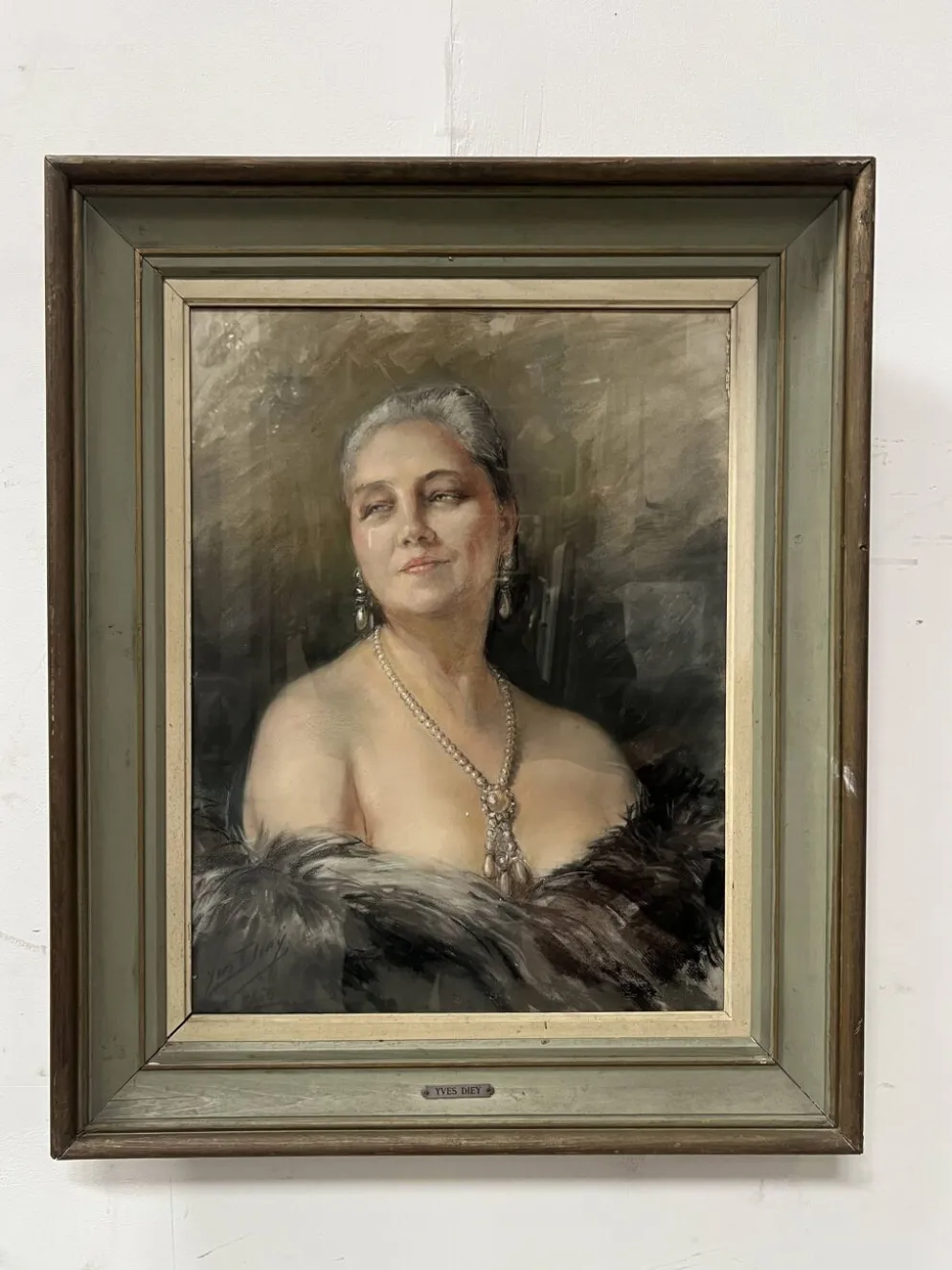 " femme aux épaules dénudées par yves diey " portrait en bustre